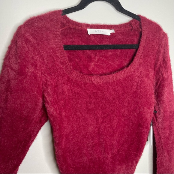 ASTR The Label NWT Dark Red Fuzzy Crop Sweater Square Neckline Women's - Picture 3 of 7